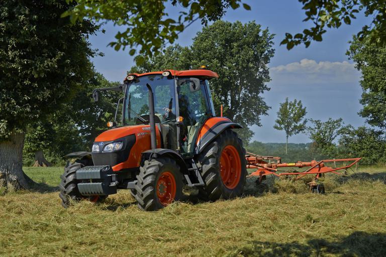 Traktor mit Heuwender