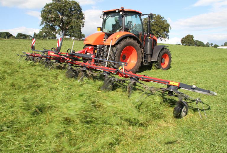 Traktor mit Heuwender