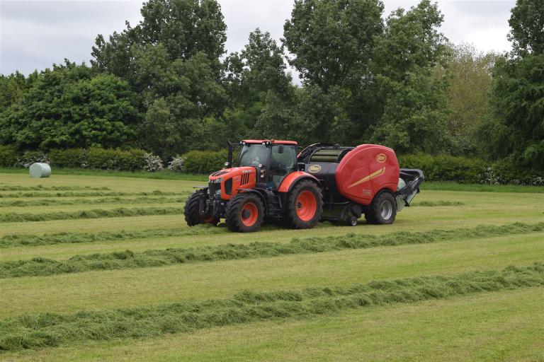 Traktor mit Ballenpresse