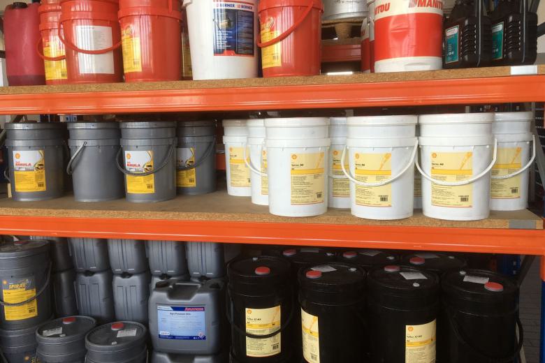 Rehal mit verschiedenen Behältern